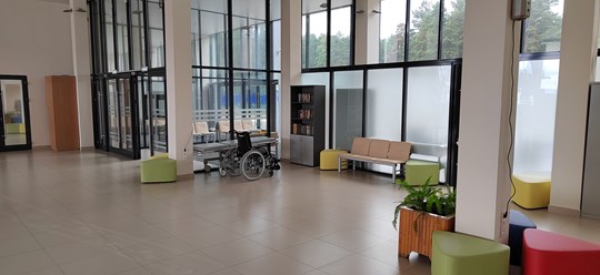Большие холлы с раздевалками для пациентов с возможностью принимать пациентов с ограниченными возможностями