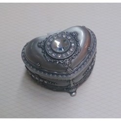 Шкатулки, спрессованные хлопковые полотенца, брелоки, броши и другие приятные мелочи и сувениры для гостей