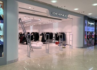 Ремонт бутика Love Republic в Москве: светлый современный интерьер, фирменная входная группа, витринное освещение. Косметический ремонт под ключ.