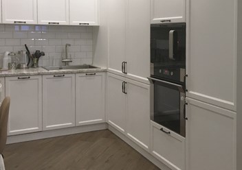 Кухня в неоклассическом стиле. Фасады из массива бука. Покрытие - белая эмаль, лак. Столешница - пластик Wilsonart HD Premium.