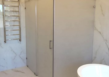 Угловая перегородка из матового стекла с раздвижной дверью