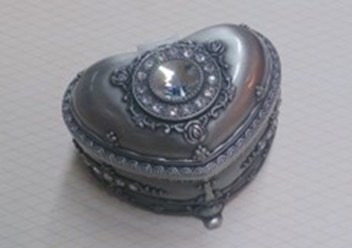 Шкатулки, спрессованные хлопковые полотенца, брелоки, броши и другие приятные мелочи и сувениры для гостей