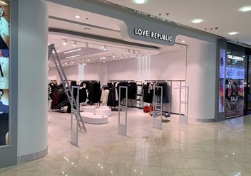 Ремонт бутика Love Republic в Москве: светлый современный интерьер, фирменная входная группа, витринное освещение. Косметический ремонт под ключ.