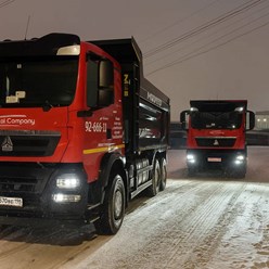 Зимняя уборка снега самосвалами КАМАЗ Real Company. Профессиональная механизированная уборка территорий и вывоз снега в Санкт-Петербурге круглосуточно.