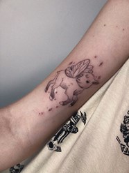 Мини-татуировка на плече