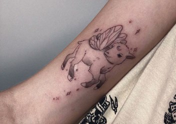 Мини-татуировка на плече