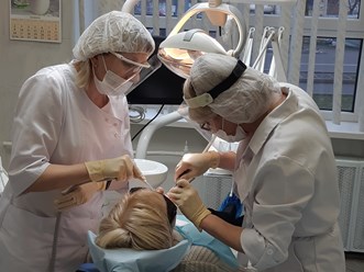 Прогноз лечения пародонтита в стоматологии ТАВИ на Мироновской — благоприятный (часто только терапией можно остановить заболевание) и условно-благоприятный (при хирургическом, длительном лечении).
