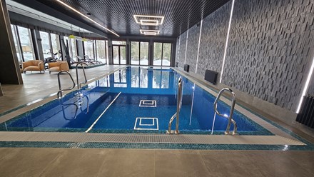 Бассейн переливного типа размерами 14 на 5 метров с переменной глубиной от 1,5 до 2,5 метров. В таком бассейне можно полноценно заниматься дайвингом. Есть противоток и гидромассажная зона.