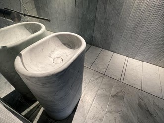 санузел и раковина из камня