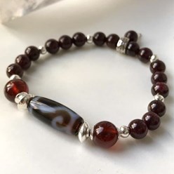 Браслет из Граната, с бусиной Дзи "Золотой Ключ" 
Возможно изготовление браслета с подвеской и вставкой на Ваш выбор. Для этого в форме заказа на сайте укажите желаемый состав браслета.