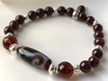Браслет из Граната, с бусиной Дзи "Золотой Ключ" 
Возможно изготовление браслета с подвеской и вставкой на Ваш выбор. Для этого в форме заказа на сайте укажите желаемый состав браслета.