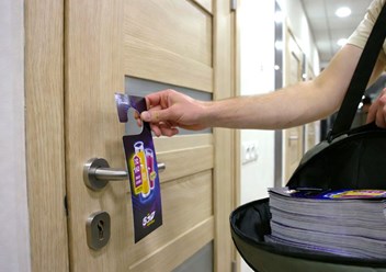 Размещение дорхенгеров на ручках квартир в Москве. Донесём ваше сообщение до целевой аудитории в жилых домах. Работаем аккуратно, соблюдаем сроки и предоставляем фотоотчёт.