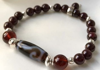 Браслет из Граната, с бусиной Дзи "Золотой Ключ" 
Возможно изготовление браслета с подвеской и вставкой на Ваш выбор. Для этого в форме заказа на сайте укажите желаемый состав браслета.