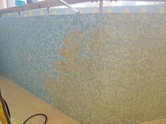 Очистка чаши бассейна (мозаика) от водного камня