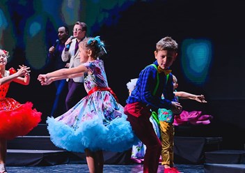 Концерт-съемка ежегодной премии "Ангел по имени мама" в Конгресс-центре РЭУ им. Плеханова. День матери России. Выступление с вокальной группой "Viva".