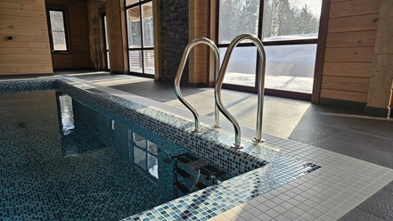 Бассейн в Завидово от компании "Саммит Пулс". Это переливной бассейн с гидромассажной зоной и двуструйным противотоком. Размеры бассейна 3.5 на 8 метров.