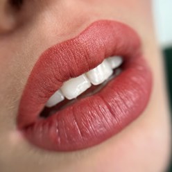 напыление губ перманентный макияж губ