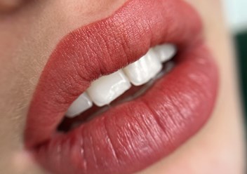 напыление губ перманентный макияж губ