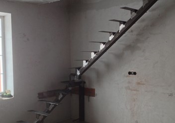 металлическая лестница на одном косоуре