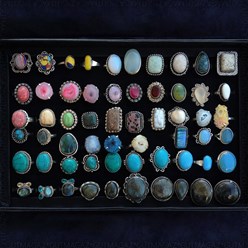 Индийские кольца с натуральными камнями, размеры 17-19.
Материал: ювелирный сплав, посеребрение 925&#39;; натуральные камни:
мозаичная, далматинская яшма, опалит, опалит на амальгаме