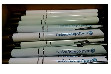 Тампо печать на ручках
каталог ручек: 
http://www.ra-newwave.ru/ruchki.html