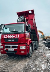 оставка щебня самосвалом КАМАЗ Real Company. Собственный автопарк для оперативной доставки нерудных материалов по Санкт-Петербургу и Ленинградской области.