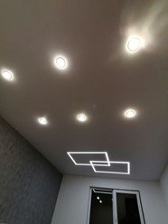 Потолки Легенда - Белый матовый натяжной потолок со светильниками и световыми линиями