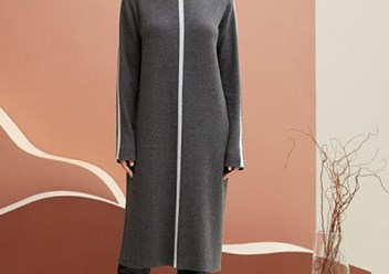 Платье женское из коллекции BeGood темно-серый меланж.
Состав: 60% вискоза, 40% хлопок
Размерный ряд: 42-52