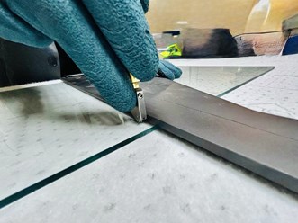 Резка стекла на заказ по размерам в Ростове-на-Дону — точная нарезка под мебель, двери, витрины и интерьер. Изготавливаем стекло любой формы, аккуратная кромка, быстрые сроки.