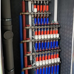 Водный теплый пол - коллекторная разводка от котла отопления и обратка. Нагрев происходит за счет теплой воды, так как труба подключена к газовому котлу.