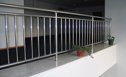 Ограждение балконов с вертикальными струнами безопасности