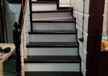 Изготовление и монтаж межэтажной лестницы из бука.