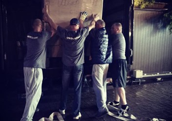 Погрузка мебели в автомобиль.