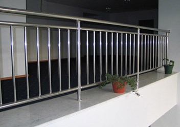 Ограждение балконов с вертикальными струнами безопасности