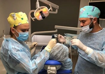 Хирургический прием ведет хирург-имплантолог Островский Михаил Дэвидович