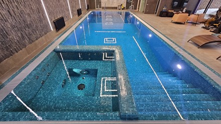 Бассейн переливного типа размерами 14 на 5 метров с переменной глубиной от 1,5 до 2,5 метров. В таком бассейне можно полноценно заниматься дайвингом. Есть противоток и гидромассажная зона.