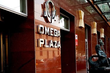 Один из наших проектов. Современный бизнес центр класса В+. В отделке интерьера широко использован оникс нуволато и оранж в слэбах.