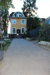 Центральный вход в БЦ Михайловский, г.Чехов ул.Почтовая дом 30.
На фото вход со стороны ул. Московская между Мосэнерго/Мособлеирц (справа) и клиникой Мастердент (слева).