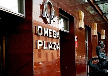 Один из наших проектов. Современный бизнес центр класса В+. В отделке интерьера широко использован оникс нуволато и оранж в слэбах.