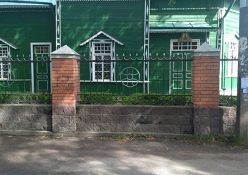 Мы находимся рядом со Свято-Троицким храмом ("зеленая церковь")