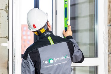 специалист компании Профприемка