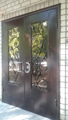 Стекло-металлическая двустворчатая дверь. Установлена в ювелирный магазин &quot;999&quot;
