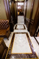 Мраморный пол с прямоугольными фризами, мраморная лестница
