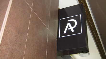 Изготовление и монтаж консоли. Фрагмент. Рекламное агентство "Бринус".