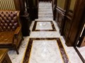 Мраморный пол с прямоугольными фризами, мраморная лестница