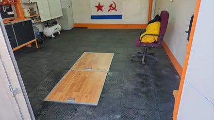 Сборное резиновое напольное покрытие, применяется для быстрой сборки прочного пола в гараж, мастерскую или автосервис.