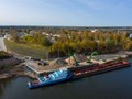 Причал незатапливаемый с отметкой кордона 72,5 м и глубиной у стенки 5 м, позволяющий принимать и обрабатывать все типы судов, эксплуатируемых на внутренних водных путях единой системы (ЕГС) России.