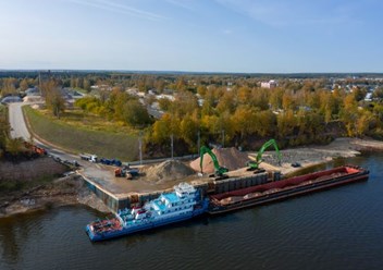 Причал незатапливаемый с отметкой кордона 72,5 м и глубиной у стенки 5 м, позволяющий принимать и обрабатывать все типы судов, эксплуатируемых на внутренних водных путях единой системы (ЕГС) России.