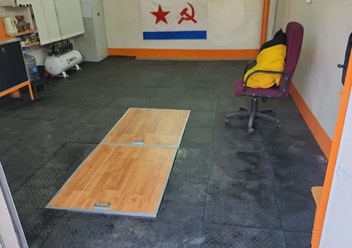 Сборное резиновое напольное покрытие, применяется для быстрой сборки прочного пола в гараж, мастерскую или автосервис.