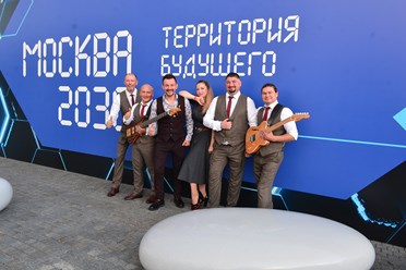 Ретро-группа «Чародеи» на выступлении в проекте "Москва 2030. Территория будущего". Исполнение песен советской эстрады и кинохитов 60-80-х годов.